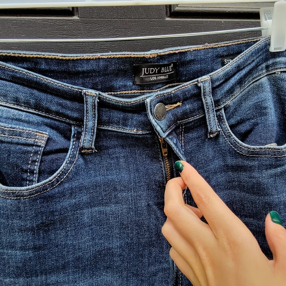 Judy Blue Women's Straight Leg Jeans in Medium Blue Wash - Picture 5 of 6